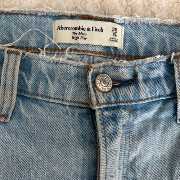 Abercrombie High Rise Mom Jeans – Light Wash Distressed | Size 28 (6) - Picture 7 of 9